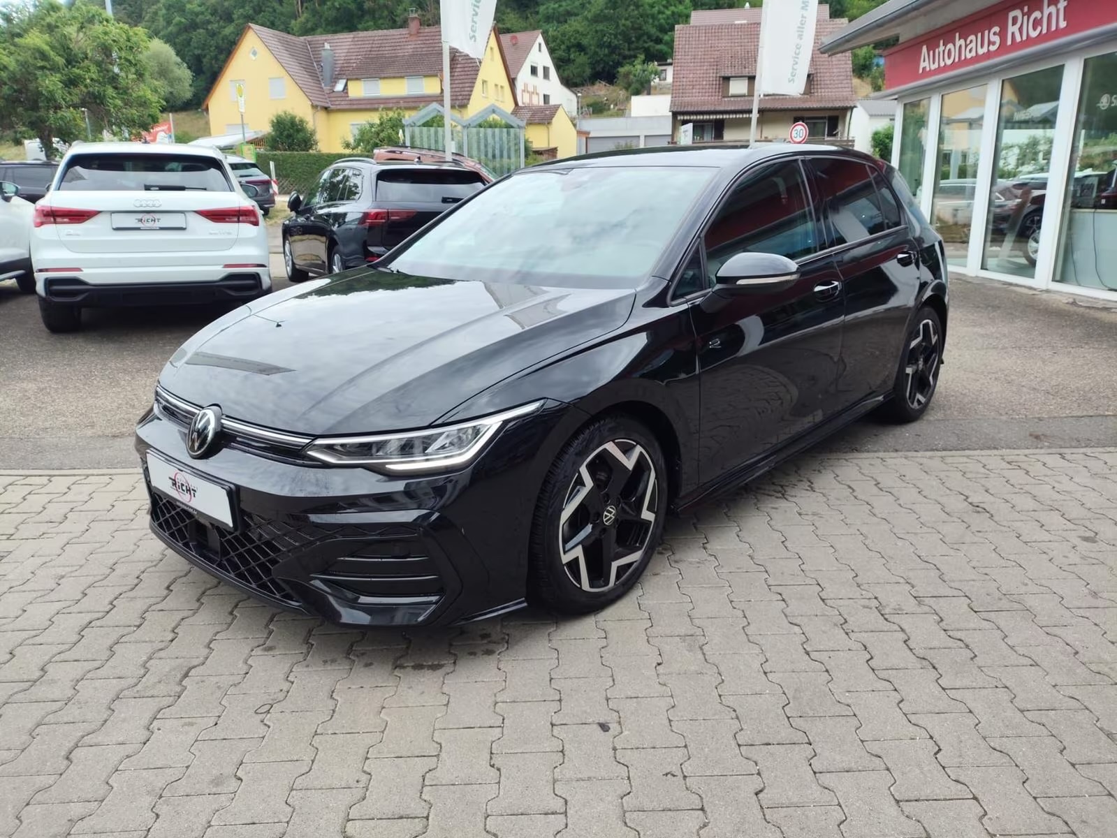 VOLKSWAGEN GOLF 8 R-LINE